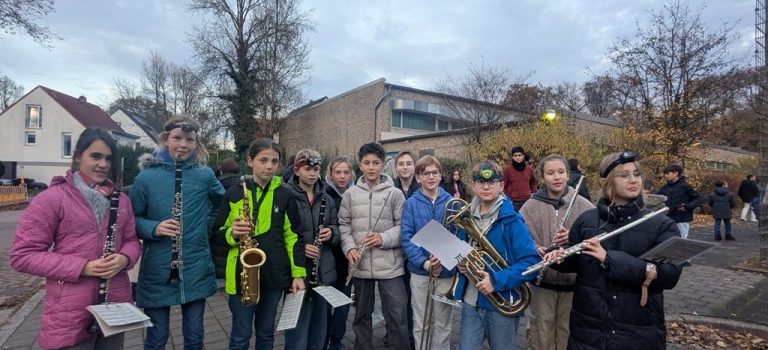 Unse­re Blä­ser­grup­pe aus dem 6. Jahr­gang beglei­tet die Mar­tins­zü­ge in Erkrath und Umgebung