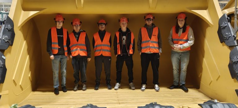 Täg­lich fah­ren wir mit Schul­bus, Rad oder Rol­ler kurz vor der Schu­le dran vor­bei: Komatsu